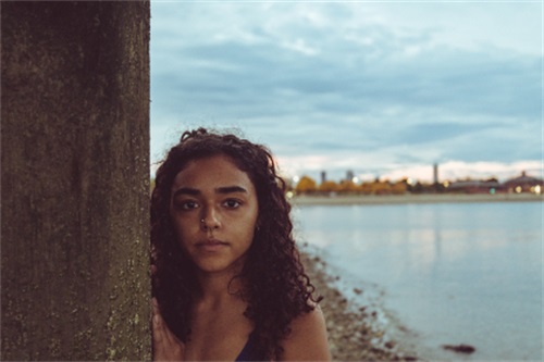 关于描写夏天荷花的一句话 夏天池塘的荷花描写