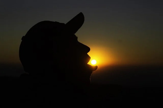 满身伤痕累累的网名(133个)